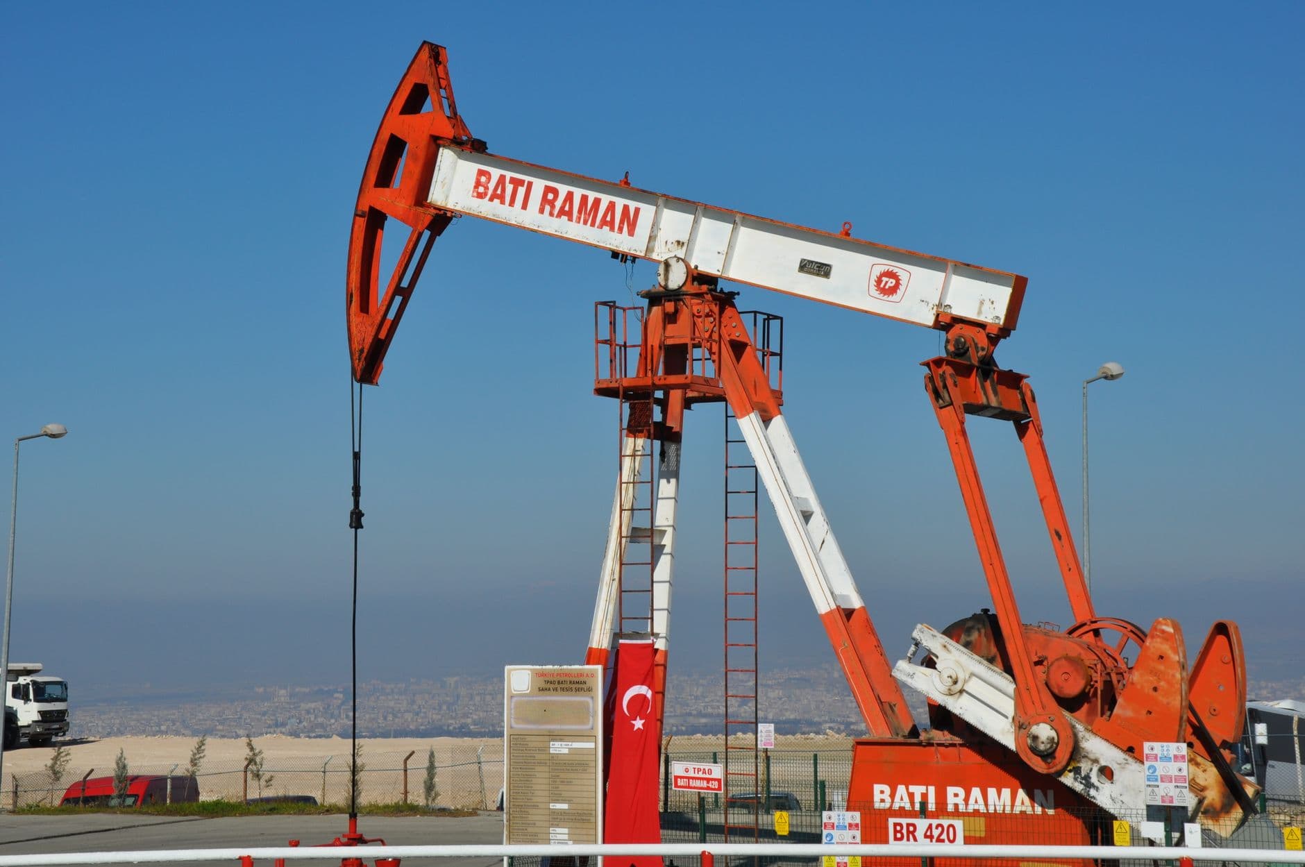 Нефть резко дешевеет после снижения напряженности на Ближнем Востоке: мировой энергетический рынок готовится к новой реальности
