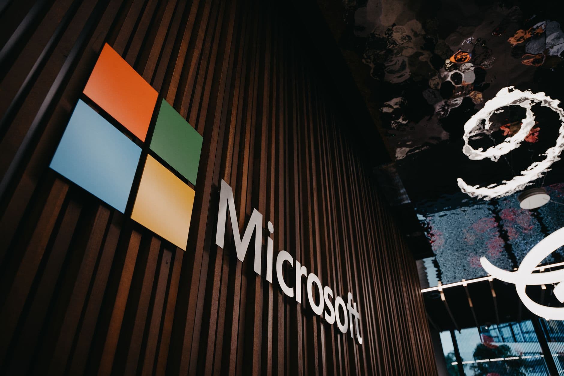 Искусственный интеллект становится главным полем битвы для Apple, Google и Microsoft: технологические гиганты начинают новую гонку