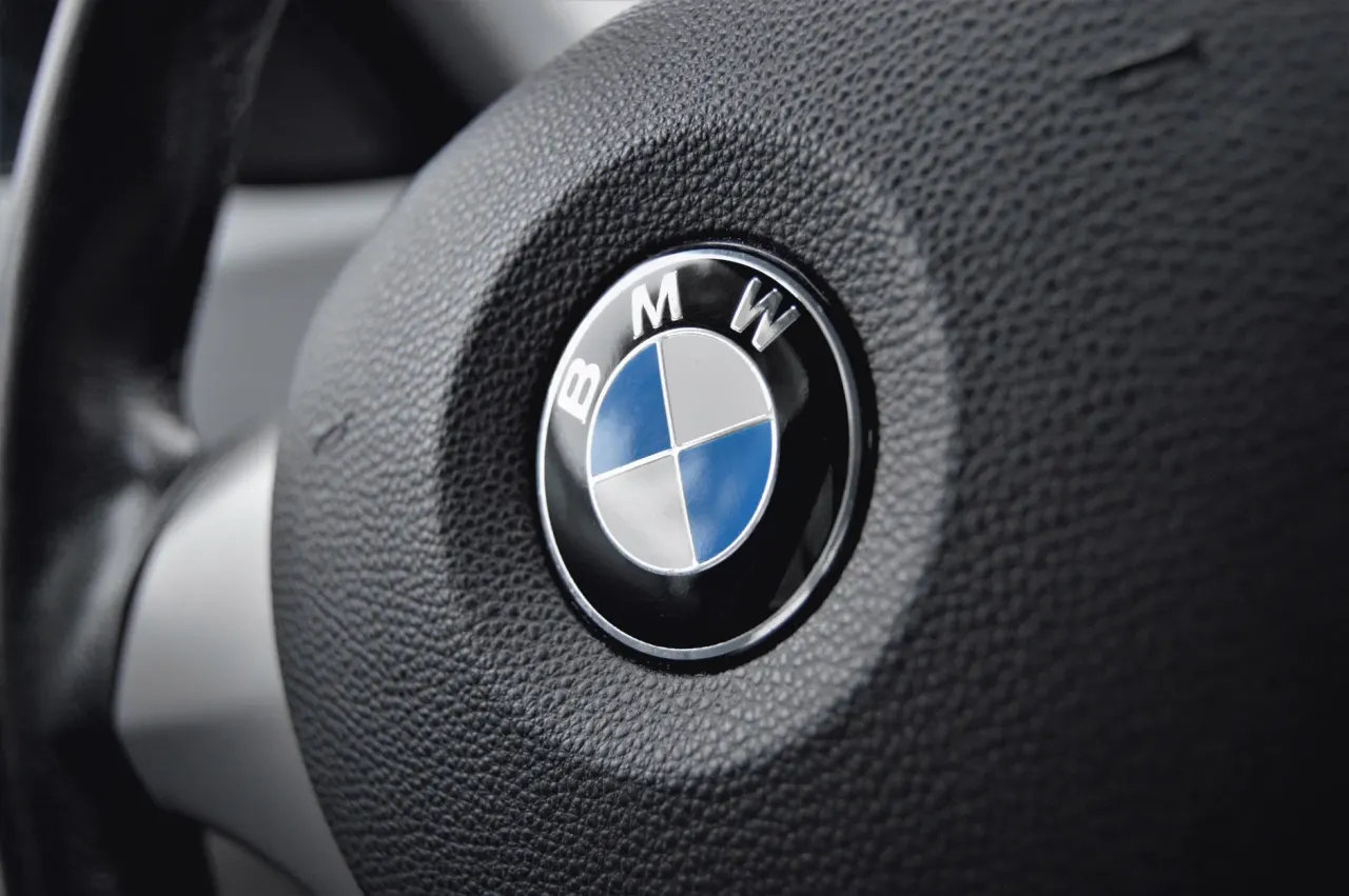 BMW сокращает 8 000 рабочих мест на фоне кризиса: автогигант готовит масштабную реструктуризацию