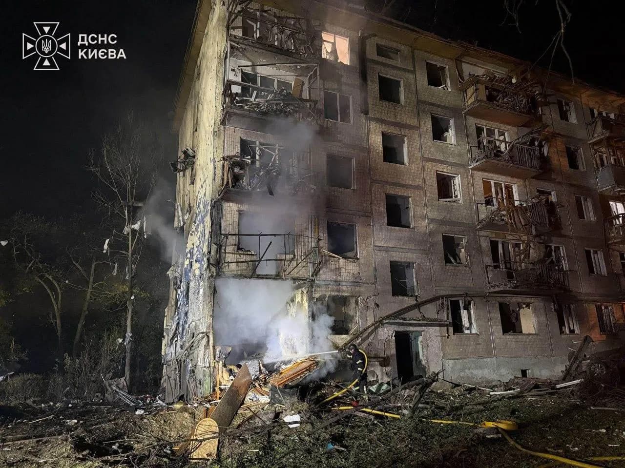 Российская баллистическая атака на Киев: в Соломенском районе поврежден жилой дом, продолжаются спасательные работы
